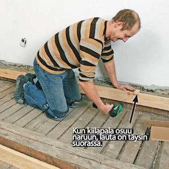 Lattialämmitys puulattiaan: Aseta samanlainen kiilapala laudan keskelle Lattialämmitys puulattiaan: Aseta samanlainen kiilapala laudan keskelle